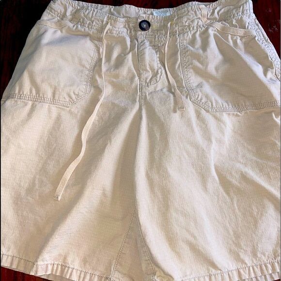 Woman’s merona khaki shorts  - Picture 1 of 3